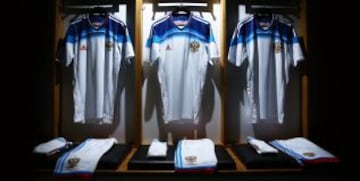 Adidas presenta la segunda equipación de Rusia para el Mundial de Brasil 2014. La característica innovadora del uniforme es su increíble ligereza. El peso neto del conjunto uniforme es sólo 320 gramos, que es 40% más ligero que el anterior en 2012 (510 gramos).