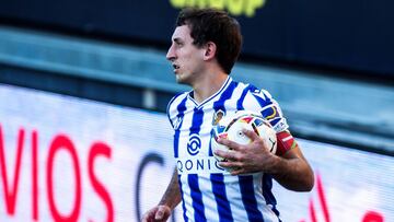 Mikel Oyarzabal durante un partido con la Real Sociedad.