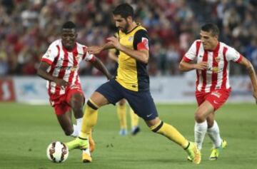 El centrocampista del Atlético Madrid, Raúl García, controla el balón ante los centrocampistas del Almería, Jonathan Zongo y Fran Vélez, durante el encuentro de la 5ª jornada de la liga de Primera División que se esta disputando esta noche en el estadio de los juegos Mediterraneos de Almeria.