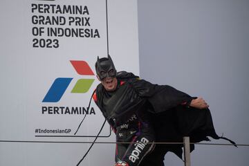 Maverick Viñales, que debe su nombre al protagonista de la película Top Gun, celebró su segundo puesto en la carrera de Indonesia saliendo al podio de Mandalika caracterizado por otro héroe. Cambió los cazas por un antifaz y la capa de Batman. “El segundo me deja un sabor de boca increíble, espectacular”, dijo. Como su disfraz.