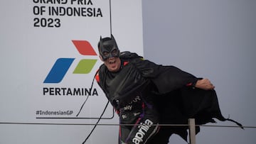 Maverick Viñales, que debe su nombre al protagonista de la película Top Gun, celebró su segundo puesto en la carrera de Indonesia saliendo al podio de Mandalika caracterizado por otro héroe. Cambió los cazas por un antifaz y la capa de Batman. “El segundo me deja un sabor de boca increíble, espectacular”, dijo. Como su disfraz.