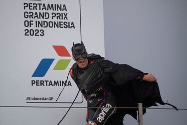 Maverick Viñales, que debe su nombre al protagonista de la película Top Gun, celebró su segundo puesto en la carrera de Indonesia saliendo al podio de Mandalika caracterizado por otro héroe. Cambió los cazas por un antifaz y la capa de Batman. “El segundo me deja un sabor de boca increíble, espectacular”, dijo. Como su disfraz.