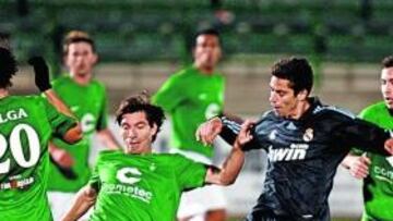 <b>LUCHA.</b> Mateos intenta llevarse un balón rodeado de jugadores verdiblancos.