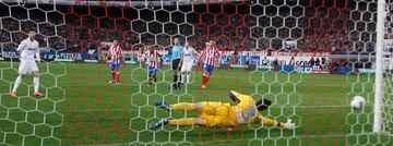 11 de abril de 2012. Partido de LaLiga entre el Atlético de Madrid y el Real Madrid en el Vicente Calderón (1-4). Cristiano Ronaldo marcó el 1-3 de penalti.  