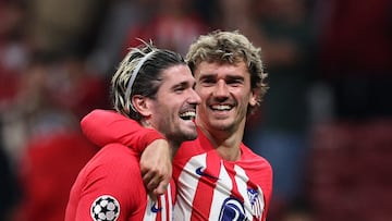 Soccer Football - Champions League - Quarter Final - First Leg - Atletico Madrid v Borussia Dortmund - Metropolitano, Madrid, Spain - April 10, 2024 Atletico Madrid's Antoine Griezmann and Rodrigo De Paul celebrate after the match REUTERS/Violeta Santos Moura