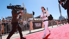 Watch: Caitlin Clark warms up ahead of teammates