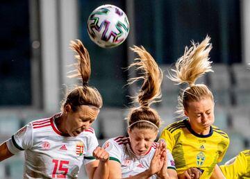 Las húngaras Zsofia Racz, Lilla Turanyi y la sueca Amanda Ilestedt compiten por el balón durante el partido de clasificación para la Eurocopa 2021 en el Old Ullevi Arena, en Gotemburgo (Suecia). La selección sueca, con la las madridistas Asllani y Jakobsson como titulares, goleó (8-0) al combinado húngaro para ponerse líder del Grupo F. 