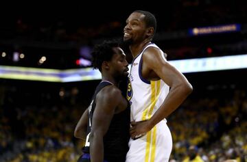 Patrick Beverley y Kevin Durant, durante el primer partido de la primera ronda de los playoffs 2019 entre Golden State Warriors y Los Angeles Clippers.