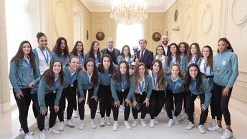 Ángel Garrido, presidente de la Comunidad de Madrid, recibe a las futbolistas de la selección española femenina Sub-17.