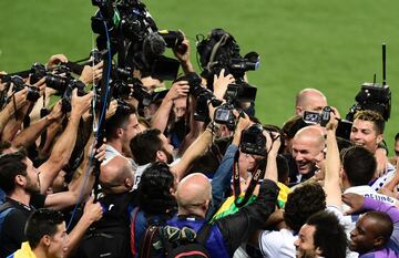 El 21 de mayo de 2017 Zidane consigui¨® el t¨ªtulo de Liga. En la foto, la celebraci¨®n con el equipo.