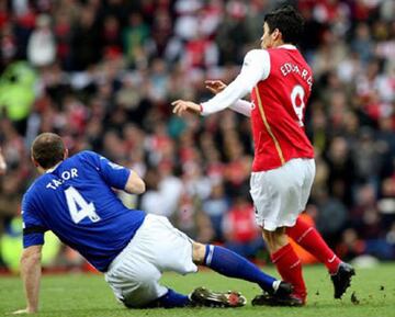 Recibió una tremenda entrada del defensa del Birmingham City, Martin Taylor. Rotura de peroné y tobillo dislocado.