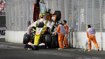 Los comisarios recuperan el Renault de 'Nelsinho' Piquet tras su accidente en Singapur 2008.