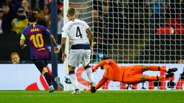 Messi golpea el poste del Tottenham.