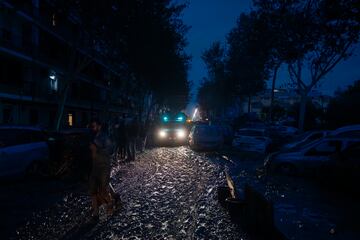 Varias personas limpian los estragos ocasionados por la DANA en Benetusser, Valencia.