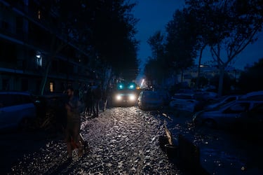 Varias personas limpian los estragos ocasionados por la DANA en Benetusser, Valencia.