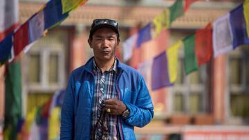 Kami Rita Sherpa, que posee el récord por haber hecho cima en el Everest en 22 ocasiones y a punto de repetir su hazaña una vez más, afirma que se entregó a los peligros del montañismo presionado por la pobreza.