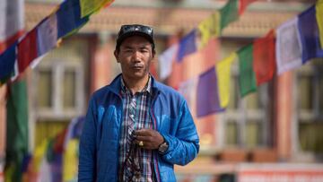 Kami Rita Sherpa, que posee el r&eacute;cord por haber hecho cima en el Everest en 22 ocasiones y a punto de repetir su haza&ntilde;a una vez m&aacute;s, afirma que se entreg&oacute; a los peligros del monta&ntilde;ismo presionado por la pobreza.