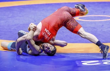 El Campeonato Europeo de lucha libre y grecorromana echó ayer el telón en Budapest (Hungría) tras una intensa y emocionante semana de competición. En la imagen, el turco Murat Firat (azul) intenta inmovilizar desde el suelo al húngaro Istvan Vancza (rojo) durante la final masculina de grecorromana en categoría de 67 kilos.  