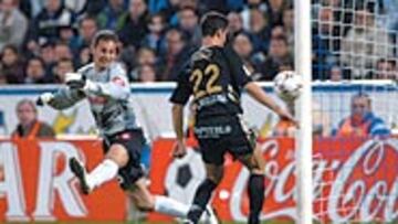 <b>INFORTUNIO</b>. Valbuena, que suplía a Láinez, erró en el gol y la afi ción zaragocista la tomó con el portero y con el entrenador.