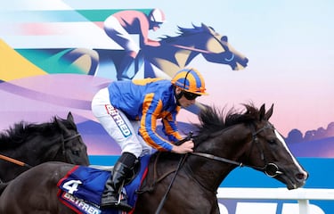 Ryan Moore y su caballo Auguste Rodin se disponen a ganar el Betfred Derby Action en el Hipódromo de Epsom Downs, en Epsom (Gran Bretaña). El Derby de Epsom es una carrera reservada a caballos y yeguas no castrados de tres años y siempre se celebra la primera semana de junio sobre una distancia de 2.423 metros.