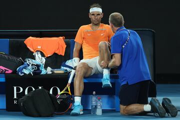 Rafa Nadal ha perdido en el Abierto de Australia contra el estadounidense McDonald tras sentir dolores en su cadera que no le han dejado continuar con normalidad.