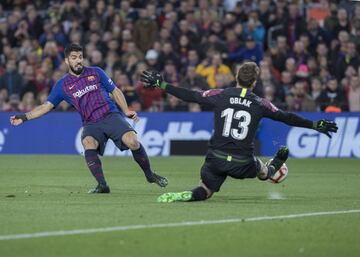 Con diez, Oblak mantuvo al Atleti. En el 27' tiró de reflejos ante Coutinho. En el 61' le saca el mano a mano a Suárez y en el 68' contuvo el tiro de Messi.