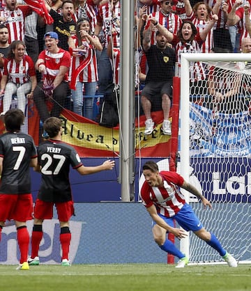 Fernando Torres wheels away after putting Atleti ahead. Min.7