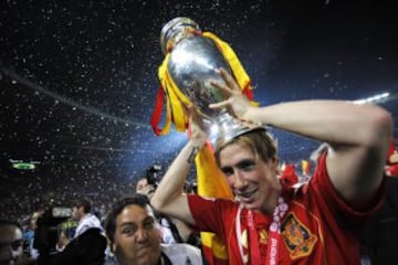 Torres celebrates with the European Cup in 2008.