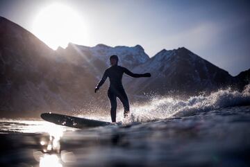 La nieve, la baja temperatura del agua... Nada detiene a estos surfistas que una temporada más disfrutan de la islas noruegas de Lofoten, en pleno Círculo Ártico. 