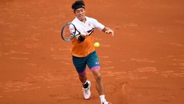 Kei Nishikori devuelve una bola ante Taylor Fritz durante su partido en el Barcelona Open Banc Sabadell en el Real Club De Tenis de Barcelona.