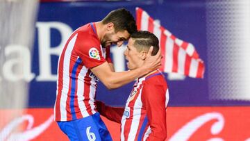 Torres celebra un gol con Koke.