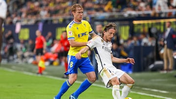 El jugador del Real Madrid, Luka Modric, protege el balón ante el jugador del Cádiz, Álex Fernández, en un encuentro de LaLiga EA Sports.
