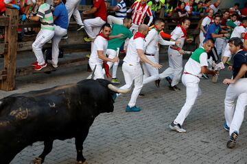 Imágenes del quinto encierro de los Sanfermines 2022 con la ganadería de Cebada Gago. La carrera ha sido complicada y ha dejado varios heridos y caídas.