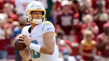 LANDOVER, MARYLAND - SEPTEMBER 12: Justin Herbert #10 of the Los Angeles Chargers looks to pass against the Washington Football Team during the second quarter at FedExField on September 12, 2021 in Landover, Maryland.   Rob Carr/Getty Images/AFP
 == FOR NEWSPAPERS, INTERNET, TELCOS &amp; TELEVISION USE ONLY ==