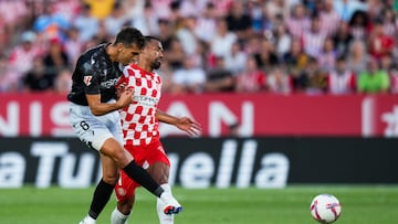 GIRONA (CATALUÑA), 29/08/2024.- El centrocampista venezolano del Girona Yangel Herrera (d) disputa un balón con Lucas Torró, del Osasuna, durante el partido de la jornada 3 de LaLiga EA Sports entre el Girona FC y el CA Osasuna, este jueves en el estadio de Montilivi, en Girona. EFE/ Siu Wu