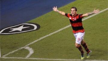 No destacó en los dos clubes argentinos (San Lorenzo y Racing) que defendió y llegó el 2008 a Universidad Católica, donde fue campeón el 2010. Luego pasó al Flamengo y Toluca, entre otros.