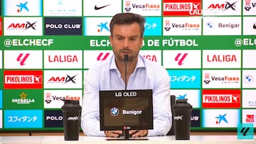 20-10-24. RUBÉN ALBÉS, ENTRENADOR DEL SPORTING, EN LA RUEDA DE PRENSA EN ELCHE.