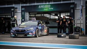 Jordi Gen&eacute; abandona el garaje de Cupra para la carrera del WTCR en Pau.