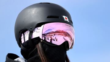 Haruna Matsumoto, deportista japonesa, observa la pista de los Campeonatos del Mundo FIS de Snowboard Freestyle en Aspen (EE UU). Originalmente estaban programados en Zhangjiakou (China), pero han sido trasladados a esta m&iacute;tica estaci&oacute;n de Colorado debido a la pandemia de la Covid-19.