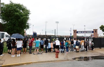 Aficionados del Real Madrid en la puerta de las instalaciones de la Universidad de Illinois en Chicago.