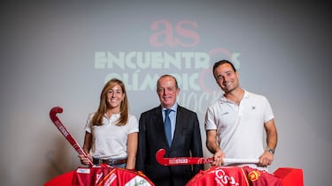 María López, capitana de la Selección femenina de hockey; Santiago Deó, presidente de la Federación, y Álvaro Iglesias, capitán de la Selección masculina, durante el Encuentro Olímpico celebrado en la redacción de AS.