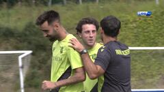 Brais y Odriozola bromean con el preparador realista Casamichana.