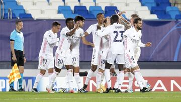 Los jugadores del Real Madrid celebran uno de los goles al Liverpool en el partido de ida de cuartos de final de la Champions.