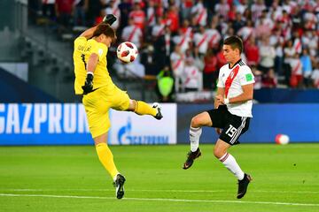 El portero del Kashima cayó lesionado tras un golpe con Rafael Santos Borré