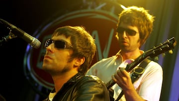 NETHERLANDS - JUNE 01: Photo of Noel GALLAGHER and Liam GALLAGHER and OASIS; Liam Gallagher & Noel Gallagher performing live onstage (Photo by Paul Bergen/Redferns)