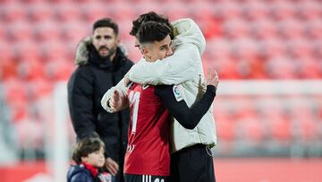 Simón Moreno se funde en un abrazo con Gelabert con el que compartió un largo periodo de recuperación.