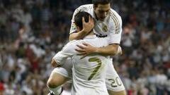 <b>CELEBRACIÓN. </b>Higuaín salta a abrazarse con Cristiano tras un gol.