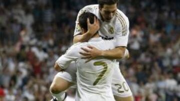 <b>CELEBRACIÓN. </b>Higuaín salta a abrazarse con Cristiano tras un gol.
