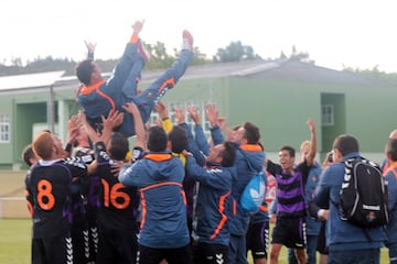 Javi Torres es manteado después del ascenso del Promesas a Segunda B.