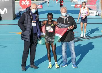 La keniana Nancy gana en categoría femenina (2h19:20)






